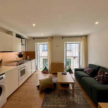 Cozy Apartment In Famous Bica Лиссабон